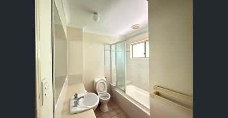 Spacious Three-Bedroom Apartment in Prime Southside Location - Photo 5