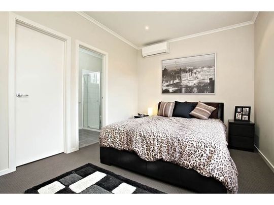 Amazing Townhouse! - Photo 1