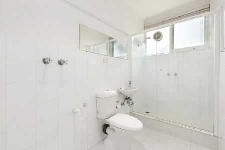 Well-Located & Light-Filled Apartment - Photo 4