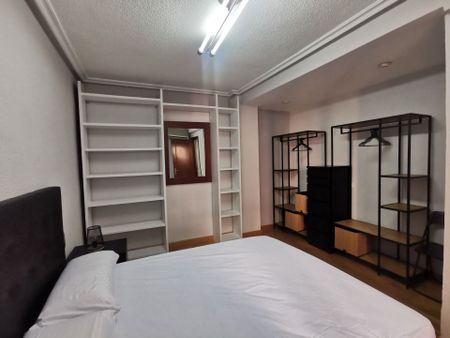 Apartamento de alquiler en Calle Azafranal, Barrio del Centro - Photo 4
