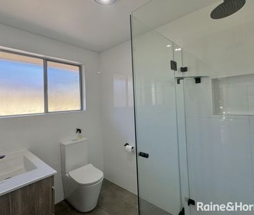 Modern Family Home - Photo 3