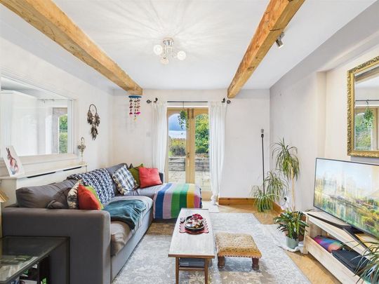 2 bedroom barn conversion to rent - Photo 1