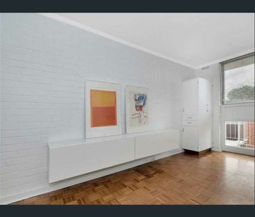 Modern apartment in fantastic location. - Photo 2