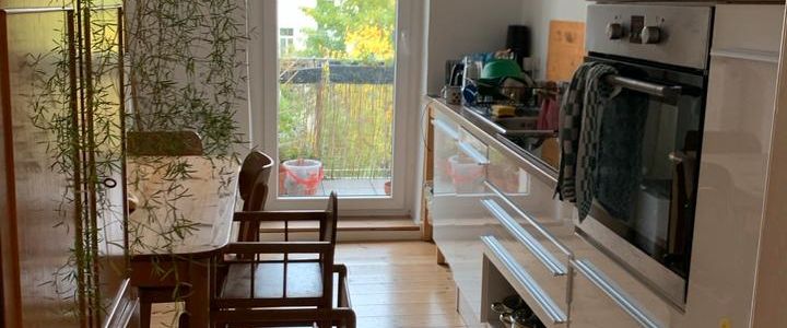 Helle 2-Raum-Wohnung mit Holzdielen und Balkon - Foto 1