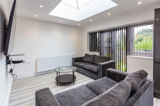 6 bedroom semi-detached house to rent - Photo 1