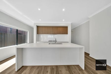 “Brand new Stunning Family Home with Modern Features” - Photo 5