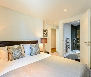 Luxury Two-Bedroom Apartment with Water Views in Paddington Basin, ... - Photo 3