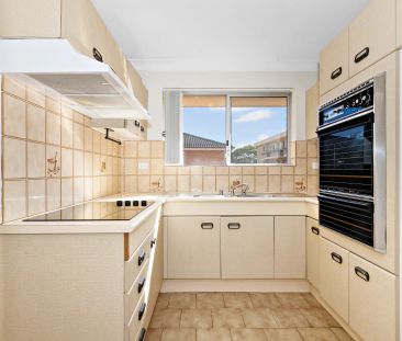 North-facing mid-floor unit, short stroll to Richie Benaud Oval and... - Photo 6