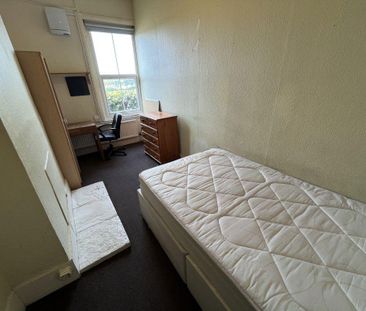 4 bedroom flat to rent - Photo 2