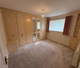 Monthly Rental Of £1,250 exclusive of all services and council tax - Photo 4
