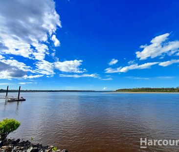 Charming 4-Bedroom Queenslander with Stunning Foreshore Views - Jus... - Photo 5