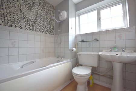 3 bedroom semi-detached house to rent - Photo 4