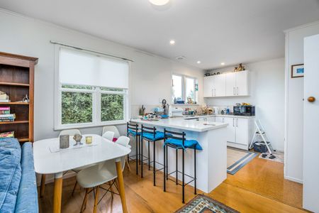 Comfortable Family Living in Sunnynook - Photo 3