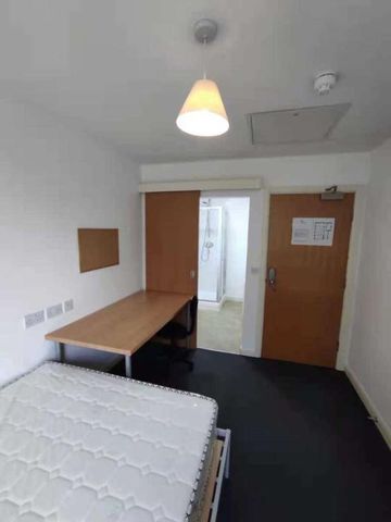 Ensuite Double Room,sun House, Gardner Street, Salford, M6 - Photo 4