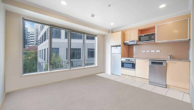 Centrally located 3 bedroom apartment available now - Photo 1