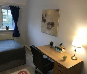 4 bedroom semi-detached house to rent - Photo 4