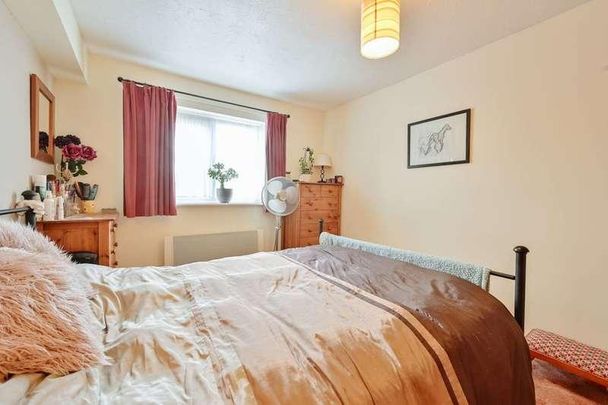 Chenies Way, Watford, Watford, WD18 - Photo 1