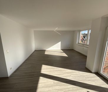 Helle, geräumige 3- ZKB-Dachgeschosswohnung mit Balkon in der Südst... - Photo 1