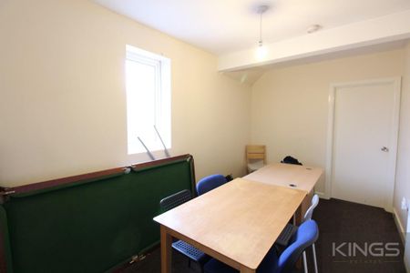 7 bedroom detached house to rent - Photo 2