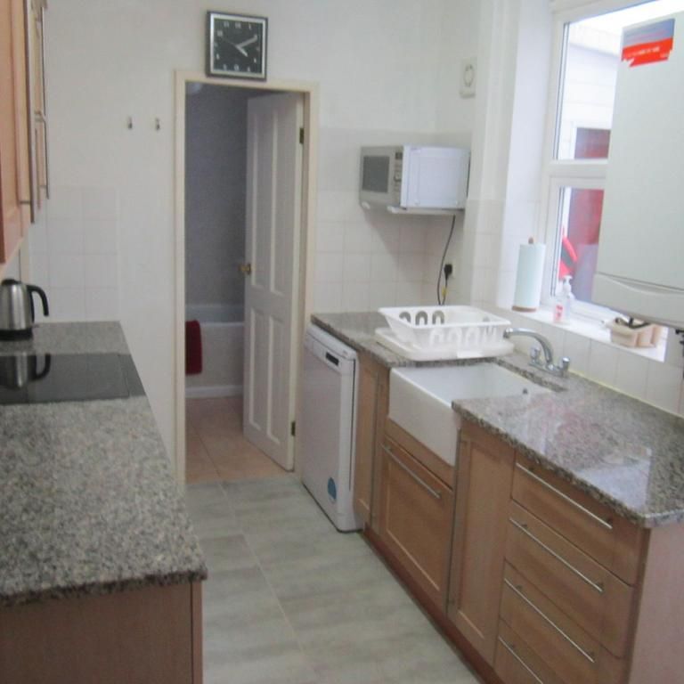 6 bedroom house to rent - Photo 1