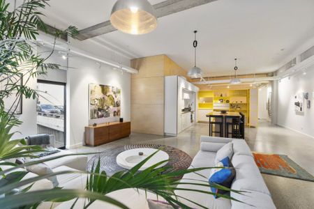 Brilliant location + NY feel - Photo 3