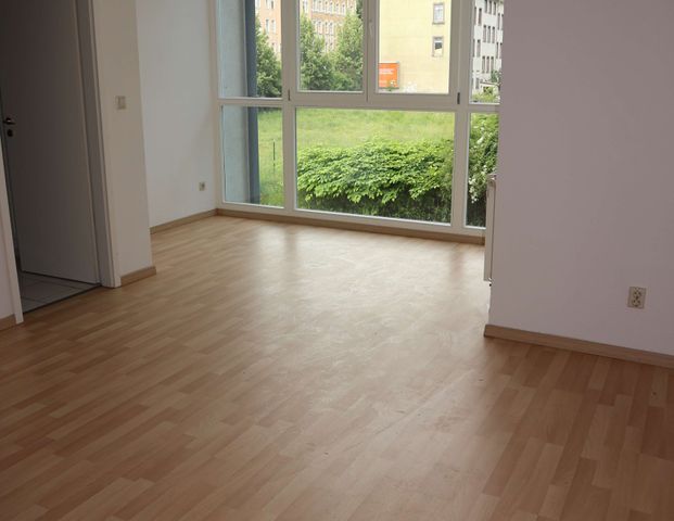 Wintergarten -+ 20,- € EBK - geräumige Zimmer - im 1.OG - frei ab 1.6.25 - Foto 1