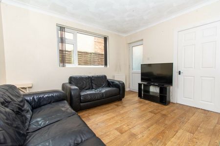 Large 4 Bed Student House - Photo 4