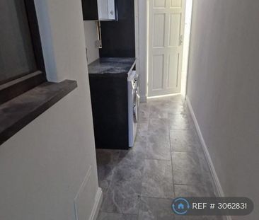 4 bedroom semi-detached house to rent - Photo 6
