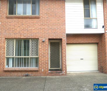 Spacious 3 Bedroom Townhouse in Parramatta - Photo 5