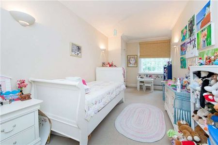 A very spacious four bedroom family flat with excellent reception space. Highly recommended. - Photo 2