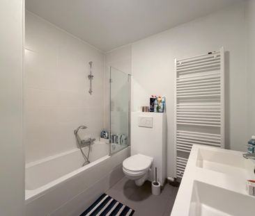 Licht appartement met dubbel balkon en parkeerplaats - Photo 5