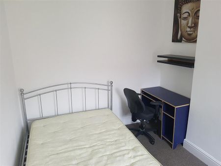 3 bedroom flat to rent - Photo 2