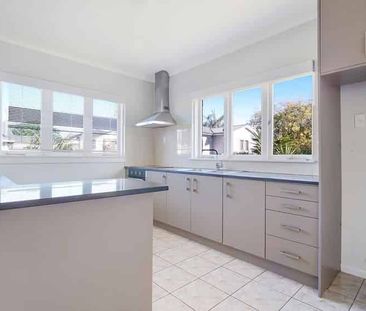 Spacious Three-Bedroom Home with Large Garden – Mount Roskill - Photo 5