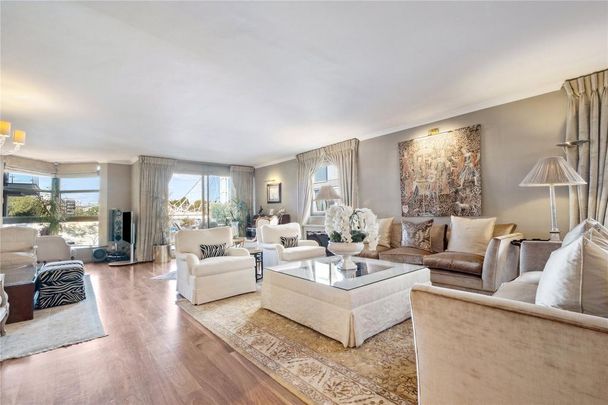 4 bedroom flat to rent - Photo 1