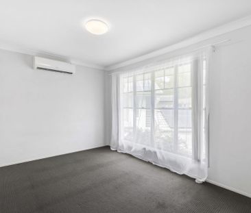 Spacious and Comfortable Family Home in a Quiet Ashmore Location - Photo 5