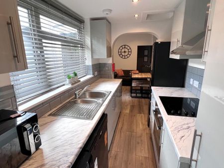 1 bedroom in a house share to rent - Photo 4