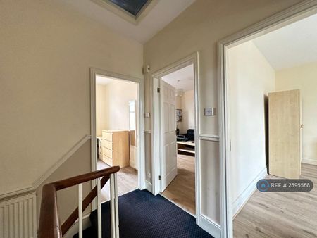 3 bedroom flat to rent - Photo 2