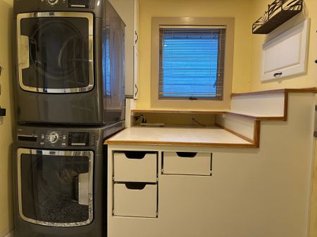 Spacious 3 Bed, 4 Bath Detached Home With Private Yard & Mountain Views - Photo 5