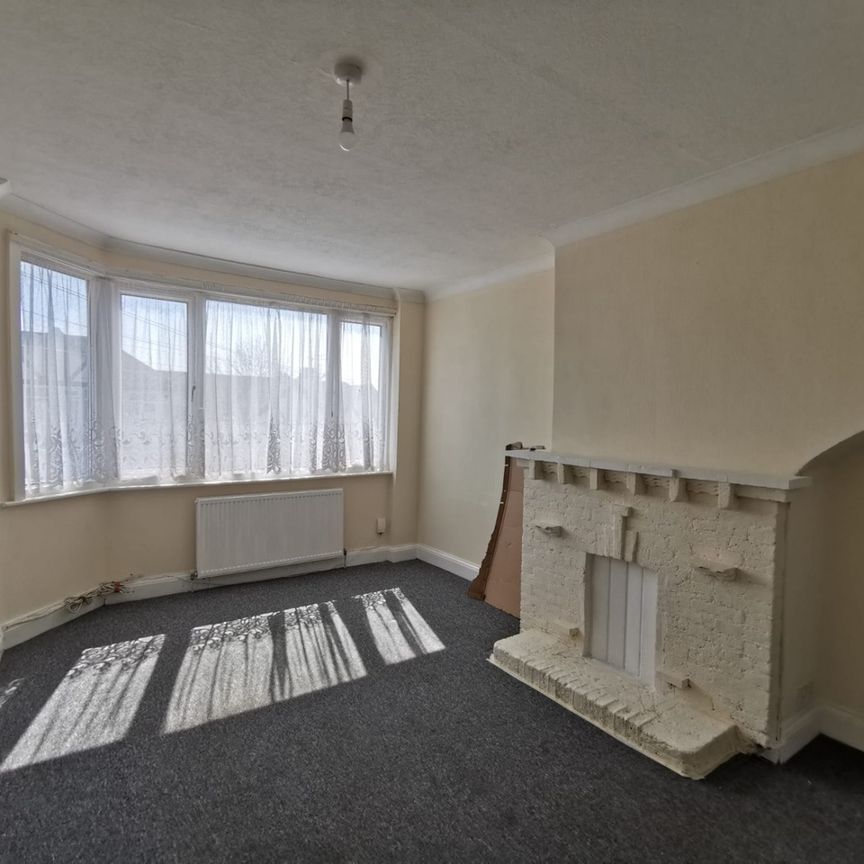 2 Bed Flat, Oak Tree Dell, NW9 - Photo 1