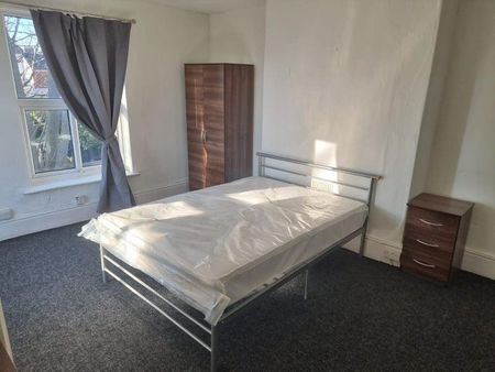 1 bedroom in a house share to rent - Photo 4