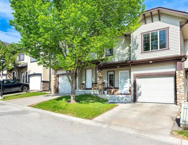 Newly Renovated, Fully Furnished 3Bed + Den and 2.5Bath Duplex in NW | 71 Hidden Creek Rise Northwest, Calgary - Photo 1