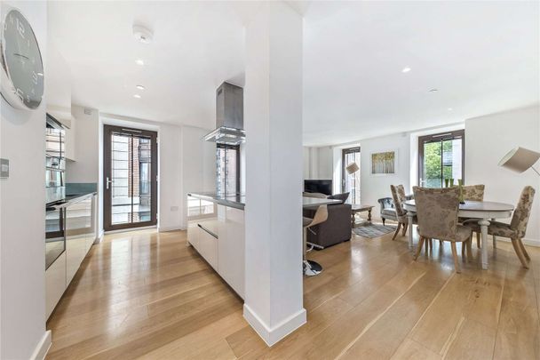 Stunning 3rd floor 3 bedroom apartment, which is presented in excellent condition, located in a boutique Westminster development. - Photo 1