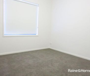 "MODERN 4 BEDROOM FAMILY HOME IN GREAT CENTRAL LOCATION!" - Photo 2