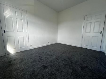 3 bedroom flat to rent - Photo 4