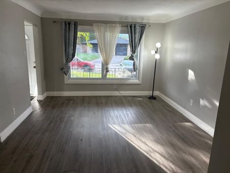 For Lease - 385 Montmorency Drive, Hamilton, Ontario - Photo 2