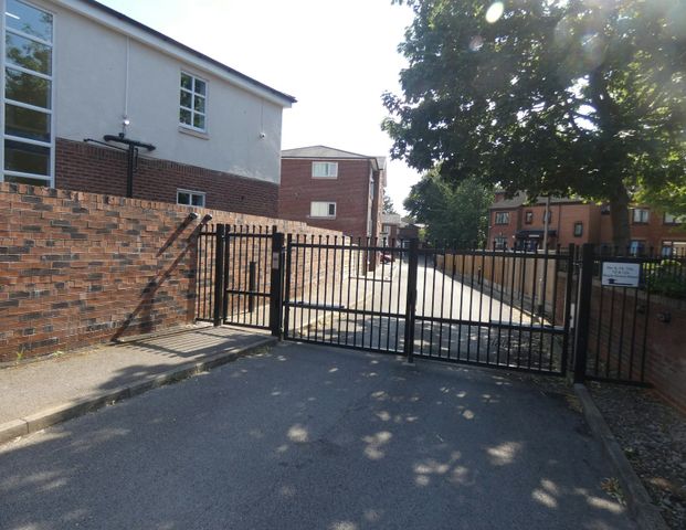 Flat to rent on - Photo 1