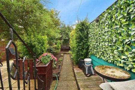 Newbury Road, Highams, E4 - Photo 5