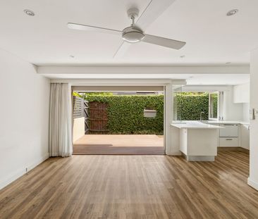 Private renovated apartment / expansive outdoor living - Photo 2