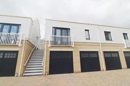 2 bedroom mews to rent - Photo 3