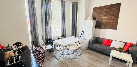 Uxbridge Road, Shepherds Bush, London, W12 9DT - Photo 2